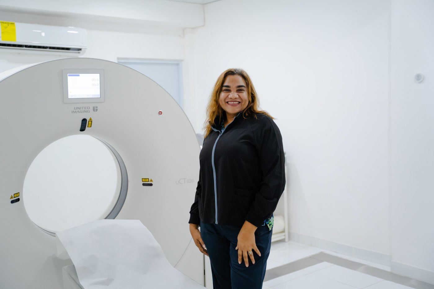 Equipo de Front Salud junto a equipo de tomografía